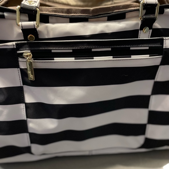 Jujube **NEW “Be Pumped” diaper bag - Picture 6 of 8